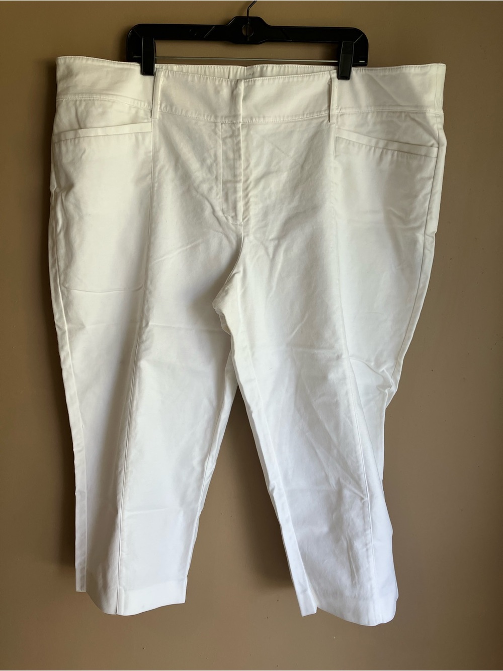 Dana Buchman White Cropped Stretch Capri pants